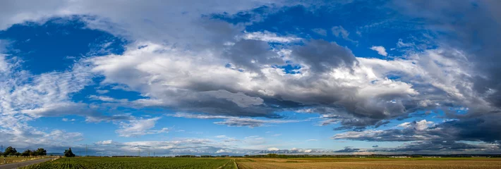 Foto op Canvas Zerzauste Schichtwolken am Himmel in einer Panoramaaufnahme © Frank Wagner