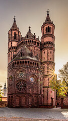Fototapeta premium Sonnenstern of the rising sun at the cathedral in Worms, Germany, Rhineland, Europe