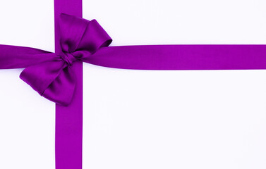 Nœud de ruban de satin pour paquet cadeau de couleur violet, isolé sur du fond blanc. Arrière-plan avec nœud en ruban sur fond blanc.
