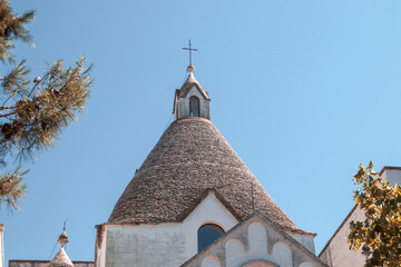 Cúpula de la iglesia de San Antonio de Padua en Alberobello, Italia. Iglesia con una arquitectura...