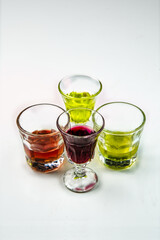 Liquori di vari colori in bicchierini di vetro