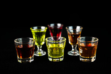 Liquori di vari colori in bicchierini di vetro