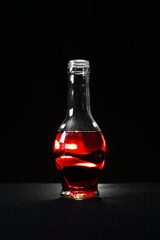 Liquori di vari colori in bicchierini di vetro