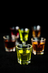Liquori di vari colori in bicchierini di vetro