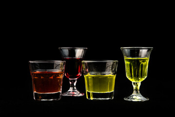 Liquori di vari colori in bicchierini di vetro