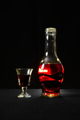 Liquore rosso e bottiglia