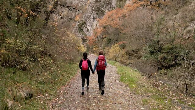 Couple walking hand in hand by the source of the Arteta River. Ollo Valley