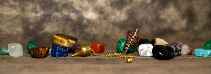 pendules et pierres semi précieuses dans un décor doré