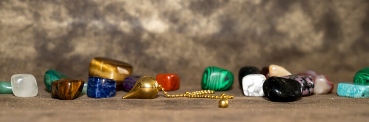 pendule de divination avec des pierres semi précieuses