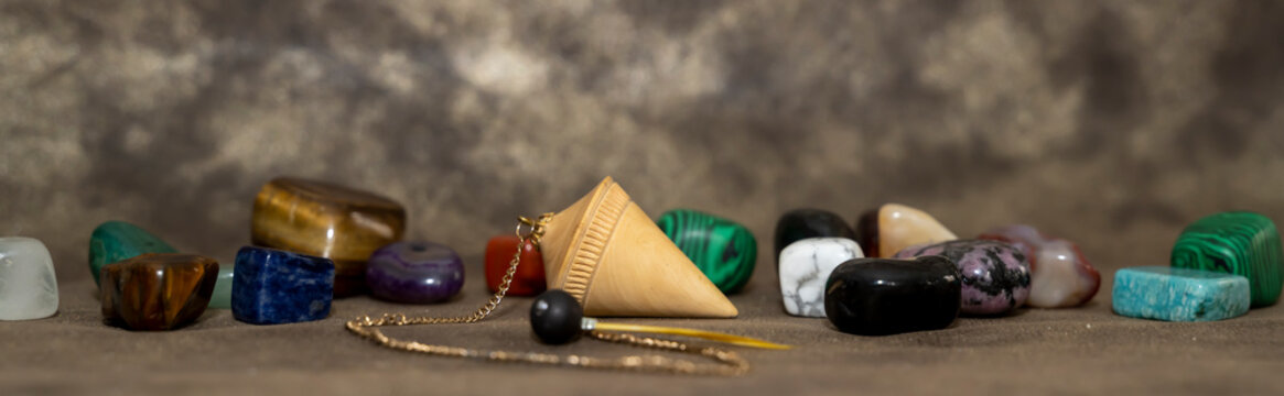 pendule de voyance avec un ensemble de pierres semi pr&eacute;cieuses