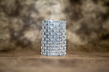 Fototapeta premium vase design en strass sur fond doré