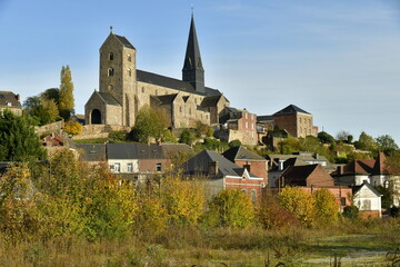 L'imposant collégiale ,la plus ancienne de Belgique dominant le village de Lobbes près de Thuin...