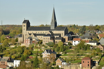 Le village de Lobbes avec son imposante collégiale Saint-Ursmer , la plus ancienne de Belgique...