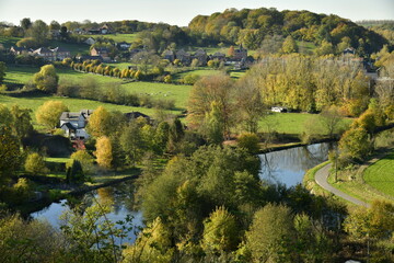 Obraz premium La Sambre traversant un paysage bucolique entre prairies ,villages et collines boisées entre Thiun et Lobbes en Hainaut 