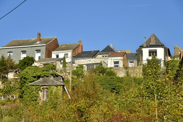 Les vieilles bâtisses de la ville haute dominant la nature luxuriante des jardins en terrasses à Thuin en Hainaut
