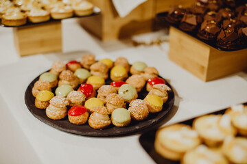 Plateau de choux à la crème sur le buffet de desserts