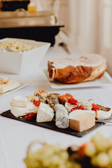 Plateau de fromages sur ardoise