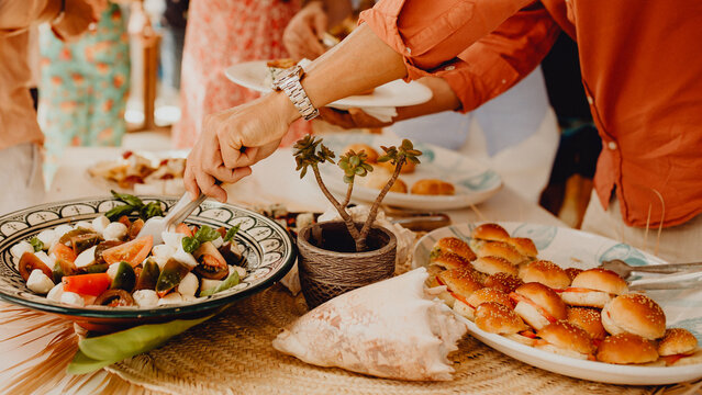 Les invit&eacute;s se servant le repas au buffet dinatoire