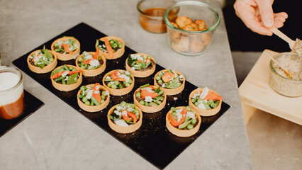 Plateau de tartelettes aux légumes pour l'apéritif