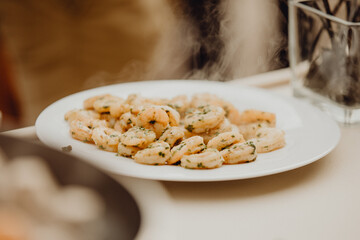 Assiette de crevettes marinées