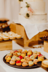 Petit choux à la crème fruités sur le plateau