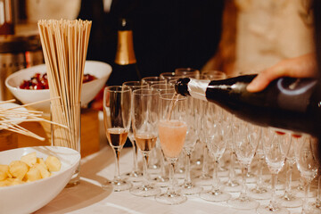 Servir le champagne dans les flûtes