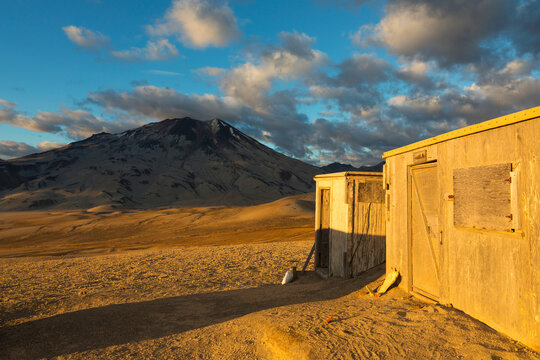 Baked Mountain, Mount Griggs and huts, Valley of Ten Thousand Smokes, Katmai National Park and Preserve; Alaska, United States of America