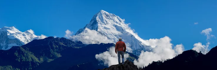 Photo sur Plexiglas Dhaulagiri L& 39 homme devant la montagne