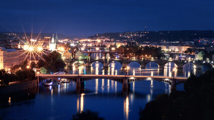 Fototapeta na wymiar Blick über die Moldau mit den vielen Brücken zur blauen Stunde in Prag.
