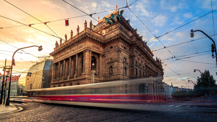 Fototapeta na wymiar Architektur in Prag mit vorbeifahrender Straßenbahn.