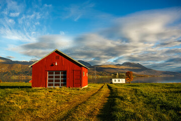 Obraz premium Polar house in Hestnesbukta, Vestvagoy - Lofoten Islands, Norway