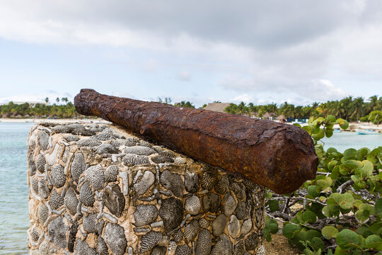 Verrostete Kanone in der Karibik