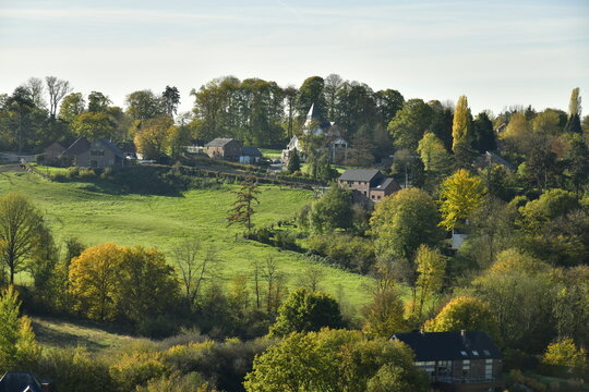 Paysage rural &agrave; contre-jour des collines bois&eacute;es environnantes du centre historique de Thuin en Hainaut 