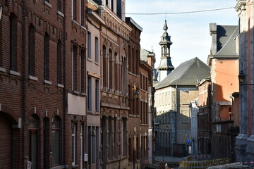 Fototapeta na wymiar Rue typique aux maisons traditionnelles ouvrières au centre historique de Thuin en Hainaut