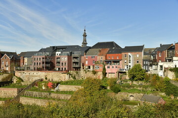 Fototapeta na wymiar La ville haute historique perchée au dessus des jardins en terrasses à Thuin en province du Hainaut