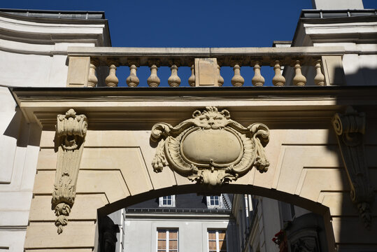 Portail &agrave; mascaron &agrave; Paris. France