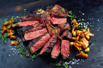 Traditionelles gegrilltes dry aged Wagyu Porterhouse Beefsteak bistecca alla Fiorentina mit...