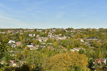 Fototapeta na wymiar La vallée de la Sambre en partie urbanisée dans un cadre verdoyant en automne à la ville basse de Thuin en Hainaut 