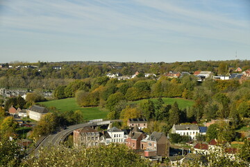 La vallée de la Sambre en partie urbanisée dans un cadre verdoyant en automne à la ville basse...