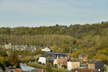 Maisons se reflétant dans la Sambre au fond de la vallée à Thuin en province du Hainaut 