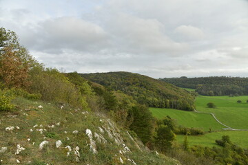 Fototapeta na wymiar Vue de la vallée de la Lesse vers la réserve naturelle de Han-Sur-Lesse en province de Namur 