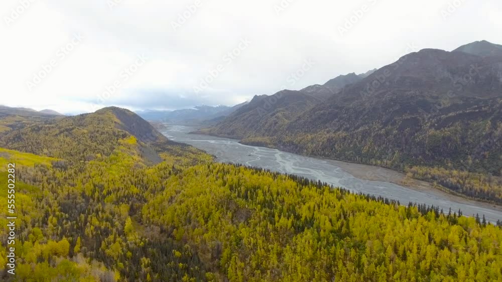 Wall mural Matanuska River in Chugach National Forest on cloudy autumn day