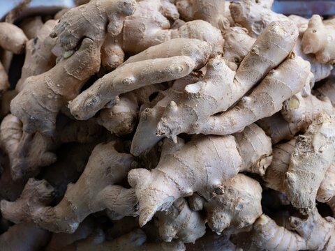 Graw ginger on a market stall 