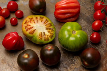 Fototapeta na wymiar Half a green tomato. Tomatoes of different varieties.