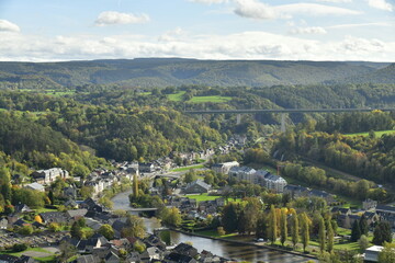 Vue panoramique de la vallée de l'Amblève et le village de Remouchamp en province de Luxembourg 