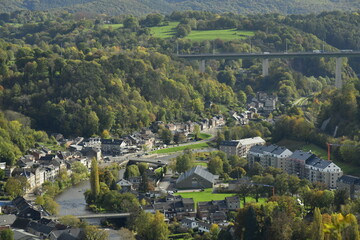 Le village de Remouchamps au fond de la vall&eacute;e bois&eacute;e de l'Ambl&egrave;ve en province de Luxembourg 