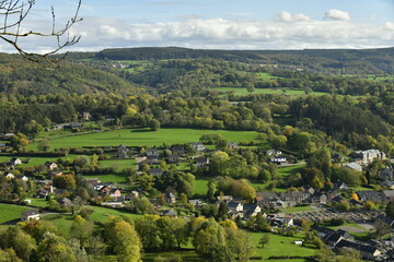 Fototapeta premium Vue panoramique de la vallée de l'Amblève et le village de Remouchamp en province de Luxembourg 