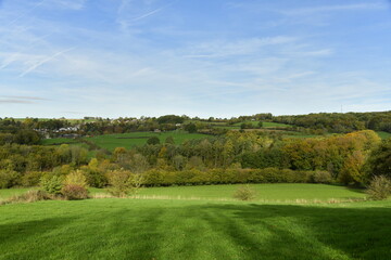 Vue panoramique sur les champs ,bois et villages sous l'ombre des nuages à Aywaille au sud de Liège 