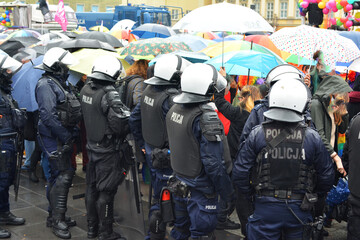 Drużyna policjantów prewencji z tarczą i gazem na zabezpieczeniu. © FotoDax