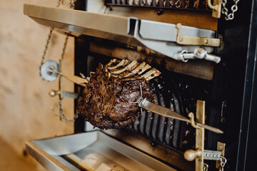 Cuisson de la viande au tourne-broche